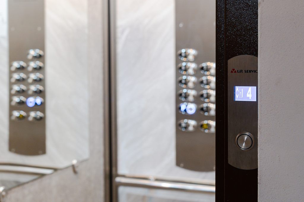 Výťah LiftService s digitálnym displejom poschodia a tlačidlovým ovládaním