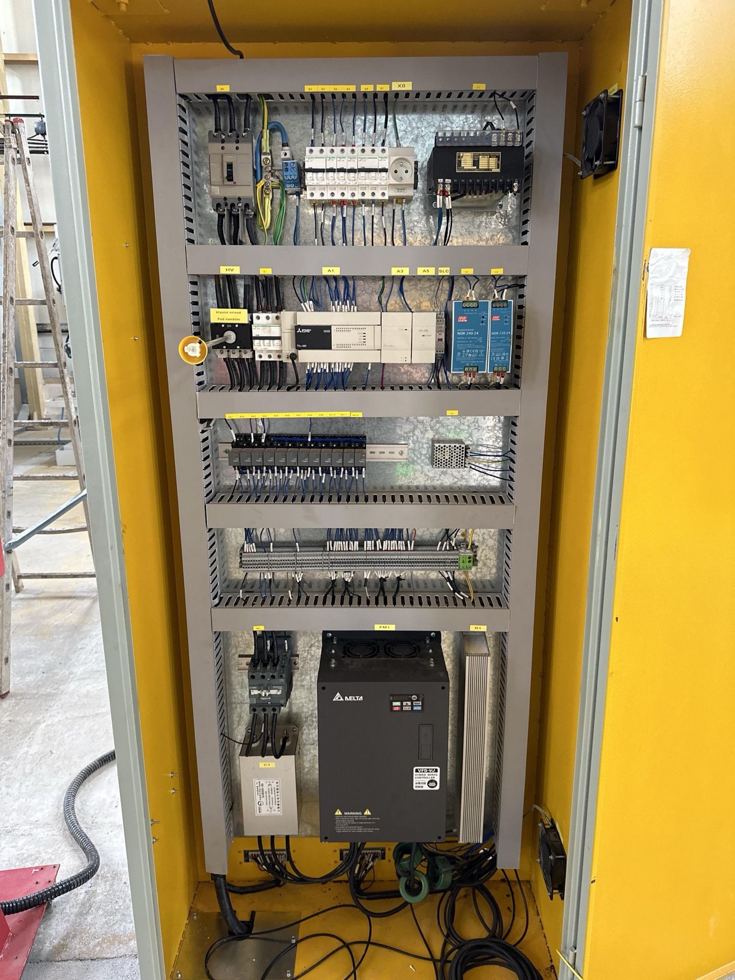 Elektrický rozvádzač s frekvenčným meničom Delta, PLC riadiacou jednotkou a usporiadanou kabelážou